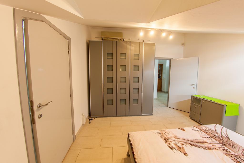 Mansard Apartment Antonovicha 4 Kiev Esterno foto